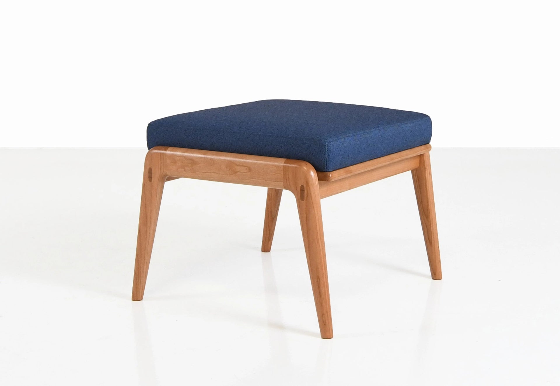 Fahmida Ottoman – Thos. Moser Fahmida Ottoman – Thos. Moser