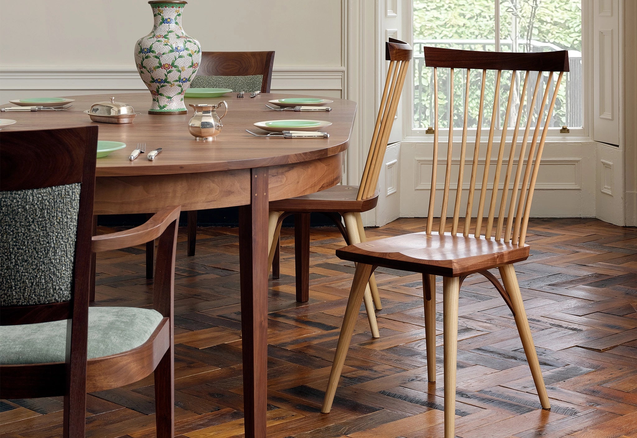 Dining room with wooden table and chairs on a parquet floor