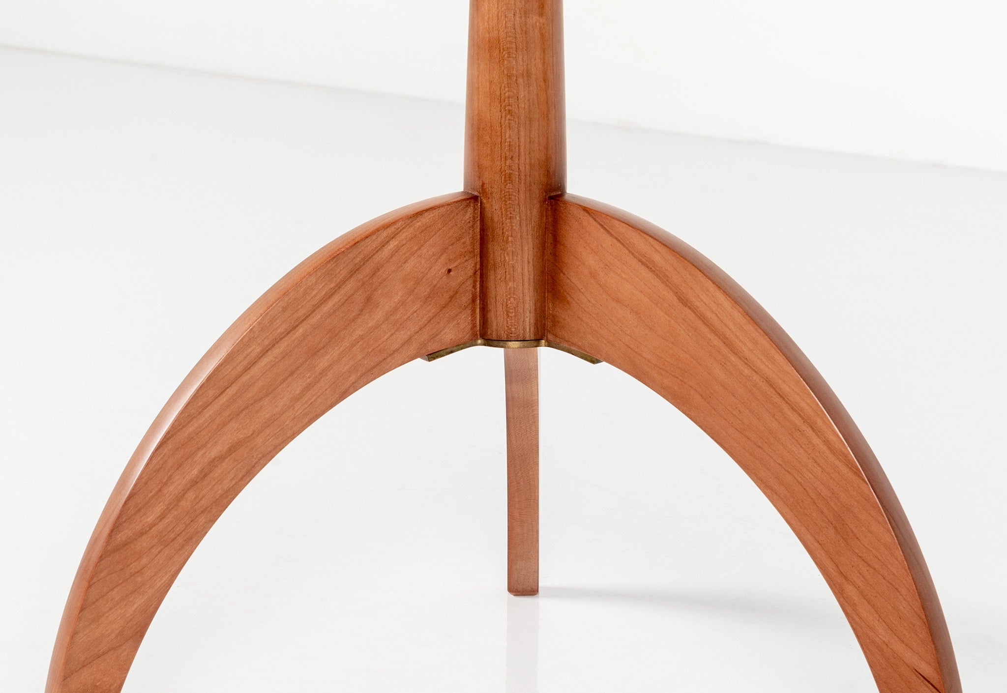 Shaker Round Stand