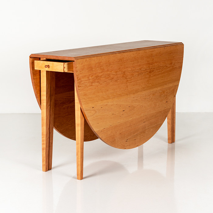 Studio table in Cherry