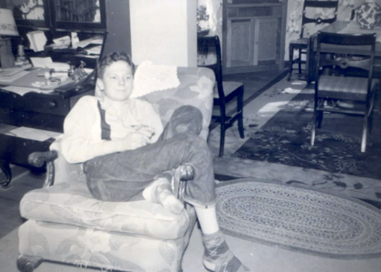 Young Tom in chair 1250 × 893 px